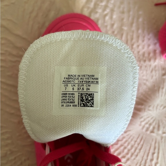 All pink ombré platform converse. Size 7 in women’s. Never worn before! - Picture 2 of 4